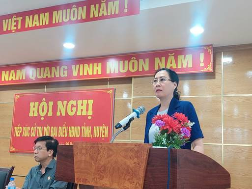 Bí thư Tỉnh ủy Quảng Ngãi Bùi Thị Quỳnh Vân tiếp xúc cử tri tại thị trấn Sông Vệ