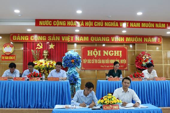 Bí thư Tỉnh ủy Quảng Ngãi Bùi Thị Quỳnh Vân tiếp xúc cử tri ở thị trấn Sông Vệ