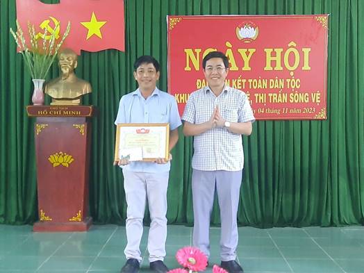 Chủ tịch UBND huyện Tư Nghĩa Nguyễn Đăng Vinh dự ngày hội “Đại đoàn kết toàn dân tộc” ở thị trấn Sông Vệ